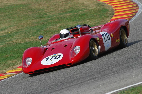 Mugello, it, november 2007: unbekannter lauf mit altem ferrari 312 p auf der mugello-strecke in italien während des finali mondiali ferrari 2007. italien — Stockfoto