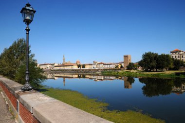 Eski sokak lambası arka plan üzerinde Floransa manzarası ile Arno Nehri yakınında.
