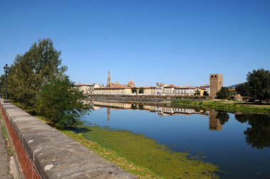Arno Nehri arka plan üzerinde Floransa manzarası ile. İtalya.