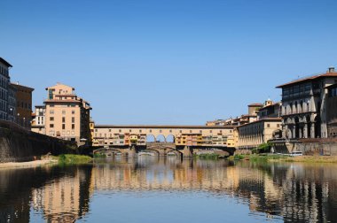 15 Ağustos 2017: ünlü Old Bridge (Ponte Vecchio) Floransa, İtalya mavi gökyüzü ile panoramik manzaralı.