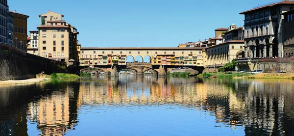 15 augustus 2017: panoramisch uitzicht op de beroemde oude brug (Ponte Vecchio) met blauwe hemel in Florence, Italië. — Stockfoto