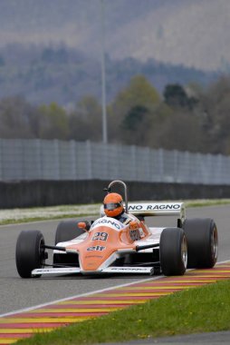 Mugello devre 1 Nisan 2007: bilinmeyen Mugello tarihi Festival süresince klasik F1 araba 1979 okları a4 Siegfried Stohr devre Mugello İtalya üzerinde eski çalıştırmak.
