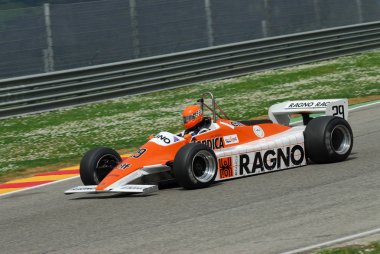 Mugello devre 1 Nisan 2007: bilinmeyen Mugello tarihi Festival süresince klasik F1 araba 1979 okları a4 Siegfried Stohr devre Mugello İtalya üzerinde eski çalıştırmak.