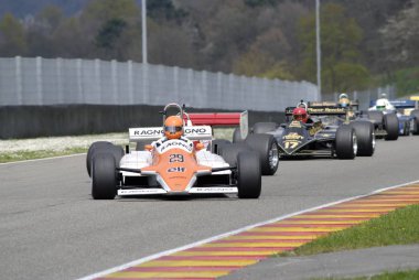 Mugello devre 1 Nisan 2007: bilinmeyen Mugello tarihi Festival süresince klasik F1 araba 1979 okları a4 Siegfried Stohr devre Mugello İtalya üzerinde eski çalıştırmak.