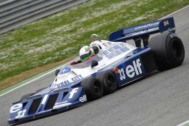 Mugello devre 1 Nisan 2007: bilinmeyen çalıştırmak klasik F1 araba 1976 Tyrrel P34 Ronnie Peterson ex / Patrick Depailler Mugello devre Mugello tarihi Festivali sırasında İtalya üzerinde.