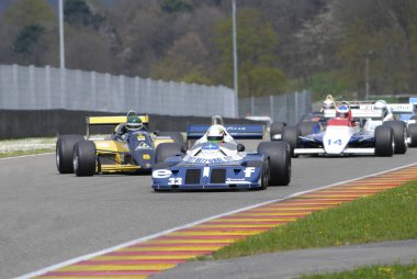 Mugello devre 1 Nisan 2007: bilinmeyen çalıştırmak klasik F1 araba 1976 Tyrrel P34 Ronnie Peterson ex / Patrick Depailler Mugello devre Mugello tarihi Festivali sırasında İtalya üzerinde.