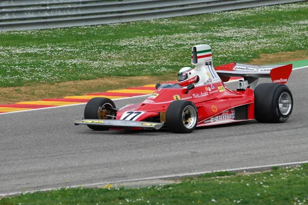 Circuito de Mugello 1 de abril de 2007: Corrida desconhecida com Ferrari histórico F1 312T ex Niki Lauda no Circuito de Mugello na Itália durante o Festival Histórico de Mugello . — Fotografia de Stock