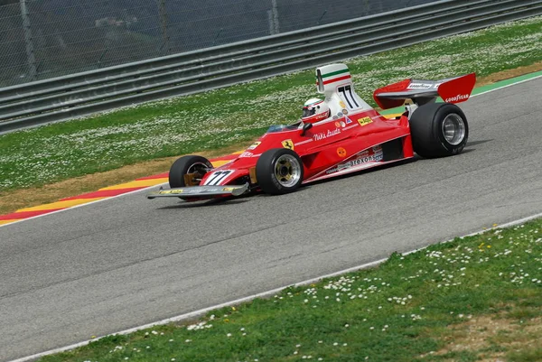 Mugello Circuit 1 Huhtikuu 2007: Tuntematon ajaa historiallinen Ferrari F1 312T ex Niki Lauda Mugello Circuit Italiassa aikana Mugello Historic Festival . — kuvapankkivalokuva