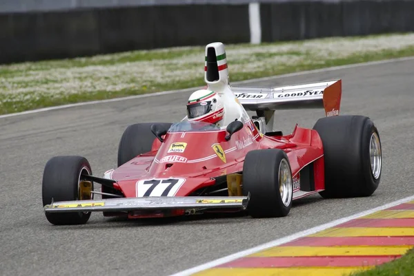 Mugello schaltung 1 april 2007: unbekannter lauf mit historischem ferrari f1 312t ex niki lauda auf mugello schaltung in italien während des mugello historischen festivals. — Stockfoto