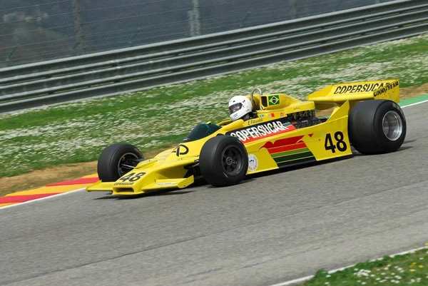 Mugello Circuit 1 апреля 2007 года: неизвестный пробег на Classic F1 Car 1978 COPERSUCAR FD Бывший Emerson Fittipaldi на Mugello Circuit в Италии во время фестиваля Mugello Circuit . — стоковое фото