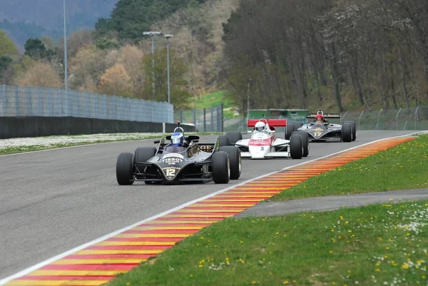 Okruhu Mugello 1 duben 2007: klasický F1 auto 1981 Lotus 88 na okruhu Mugello v Itálii během Mugello historický Festival. — Stock fotografie