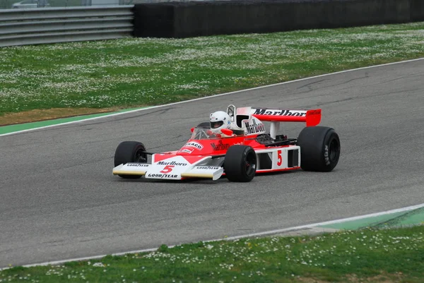 Mugello schaltung 1 april 2007: klassiker f1 auto 1976 mclaren m23 ex james jagd auf mugello schaltung in italien während des mugello historischen festivals. — Stockfoto