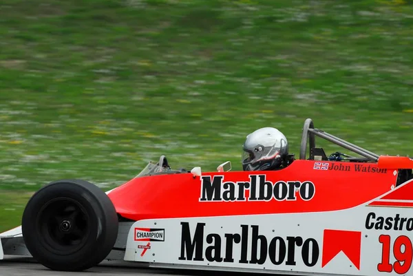 바랍니다 회로 2007 년 4 월 1 일: 알 수 없는 무 겔로 역사적인 축제 기간 동안 이탈리아에서 무 겔로 회로에 고전적인 F1 자동차 1979 맥 라 렌 M29에서 실행. — 스톡 사진