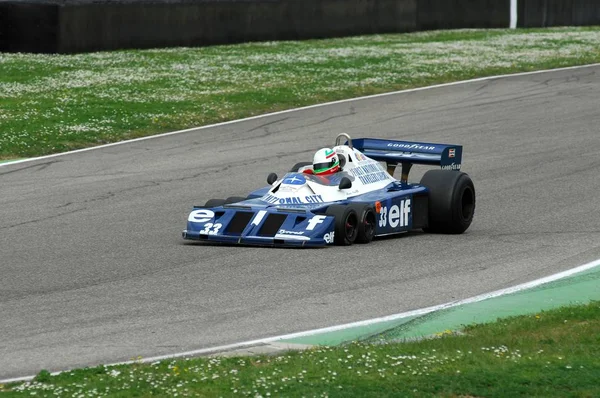 Circuito de Mugello 1 de abril de 2007: Corrida desconhecida no carro clássico F1 1976 Tyrrel P34 ex Ronnie Peterson / Patrick Depailler no circuito de Mugello na Itália durante o Festival Histórico de Mugello . — Fotografia de Stock
