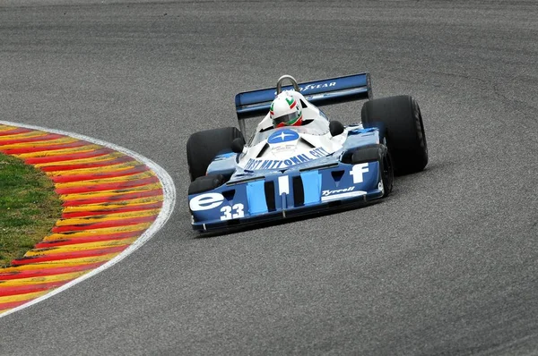 Circuito de Mugello 1 de abril de 2007: Corrida desconhecida no carro clássico F1 1976 Tyrrel P34 ex Ronnie Peterson / Patrick Depailler no circuito de Mugello na Itália durante o Festival Histórico de Mugello . — Fotografia de Stock