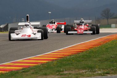 Mugello devre 1 Nisan 2007: bilinmeyen İtalya klasik F1 araba 1974 Hesketh 308 eski James Hunt Mugello devre Mugello tarihi Festival sırasında çalıştırmak.