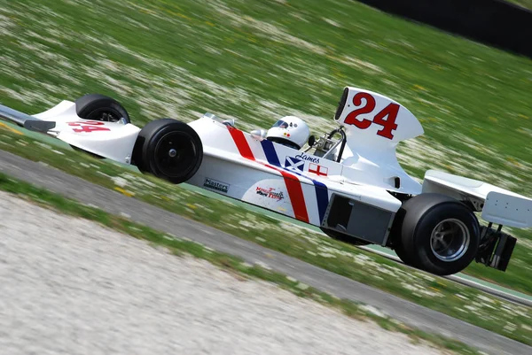 Circuito del Mugello 1 aprile 2007: Corsa sconosciuta sulla Classic F1 Car 1974 Hesketh 308 ex James Hunt sull'Autodromo del Mugello in Italia durante il Mugello Historic Festival . — Foto Stock