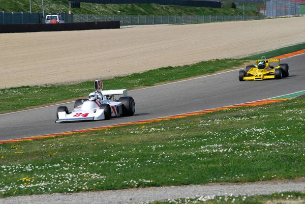 Mugello Circuit 2007. április 1.: ismeretlen futtassa a klasszikus F1 autó 1974 Hesketh 308 ex James Hunt a Mugello áramkört Olaszországban Mugello történelmi fesztivál ideje alatt. — Stock Fotó