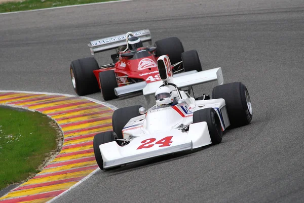 Mugello devre 1 Nisan 2007: bilinmeyen İtalya klasik F1 araba 1974 Hesketh 308 eski James Hunt Mugello devre Mugello tarihi Festival sırasında çalıştırmak. — Stok fotoğraf