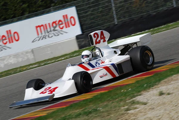 Mugello devre 1 Nisan 2007: bilinmeyen İtalya klasik F1 araba 1974 Hesketh 308 eski James Hunt Mugello devre Mugello tarihi Festival sırasında çalıştırmak. — Stok fotoğraf