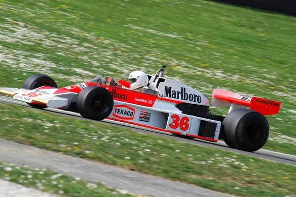 Mugello schaltung 1 april 2007: unbekannter lauf auf klassiker f1 auto 1976 mclaren m23 ex james jagd auf mugello schaltung in italien während des mugello historischen festivals. — Stockfoto