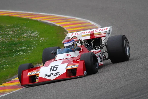 Mugello schaltung 1 april 2007: unbekannter lauf auf klassiker f1 auto 1972-1973 surtees ts9b ford cosworth auf mugello schaltung in italien während des mugello historischen festivals. — Stockfoto