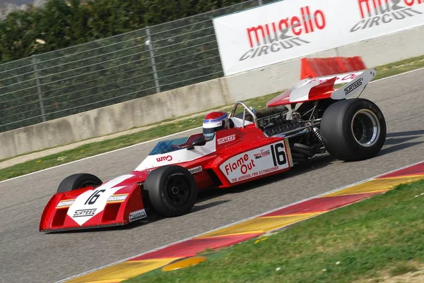 Mugello schaltung 1 april 2007: unbekannter lauf auf klassiker f1 auto 1972-1973 surtees ts9b ford cosworth auf mugello schaltung in italien während des mugello historischen festivals. — Stockfoto