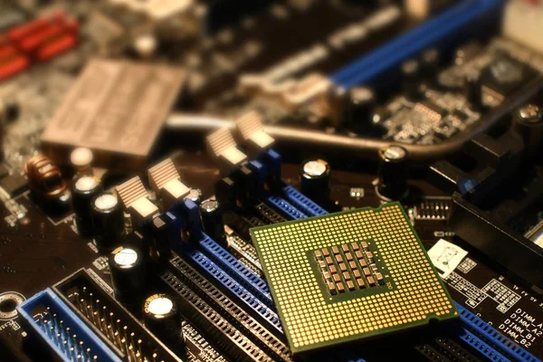 Primer plano del procesador de CPU (Unidad Central de Procesamiento) en la placa base — Foto de Stock