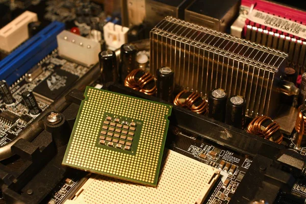 Процессор крупным планом (центральный процессор) на материнской плате — стоковое фото