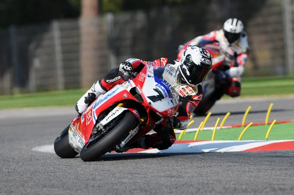 San Marino, Itálie - září 24, 2011: Ducati 1198r Althea Racing, poháněné Carlos Checa v akci během praxe Superbike v okruhu Imola, Itálie — Stock fotografie