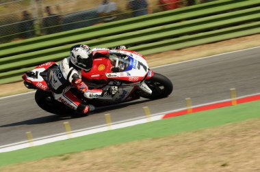 San Marino, İtalya - Eyl 24, 2011: Ducati 1198r Althea Imola Circuit, İtalya Superbike pratikte sırasında eylem Carlos Checa tarafından tahrik yarış,