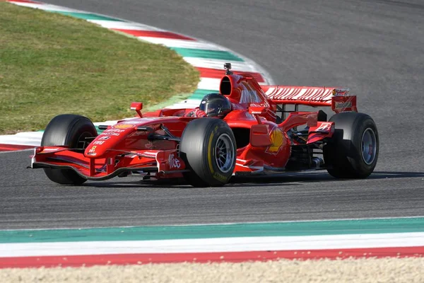 Mugello, to października 2017: Nowoczesny Era Ferrari F1 na torze mugello we Włoszech podczas zdarzenia ostateczna Mondiali Ferrari 2017. — Zdjęcie stockowe