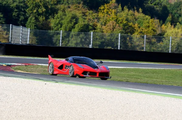 Mugello, Ιταλία - 26 Οκτωβρίου 2017: Ferrari Fxx-K κατά τη διάρκεια της σχεδίουτης κόσμος Ferrrari 2017 - Xx προγραμμάτων στο Mugello κύκλωμα — Φωτογραφία Αρχείου