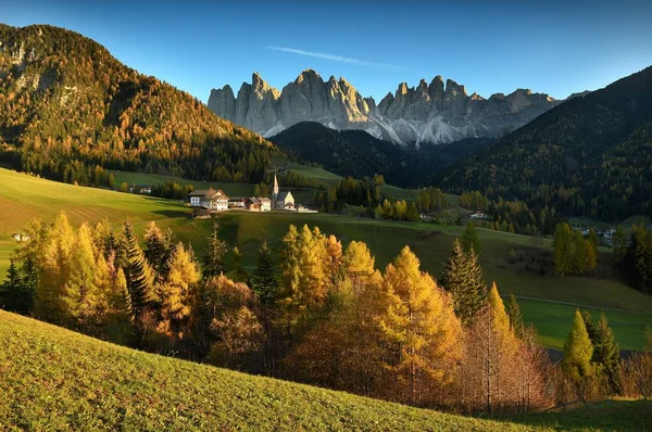 教会の聖マグダレナ ガイスラーまたは Odle ドロミテの山の峰の前に。イタリアのヴァル ・ ディ ・ フネスの谷。秋のシーズン. — ストック写真