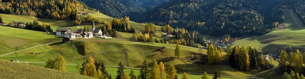 El pueblo alpino de Santa Magdalena en Val di Funes, Tirol del Sur en Italia . — Foto de Stock