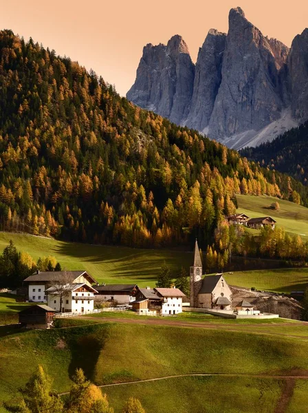 Igreja de Santa Madalena em frente aos picos da montanha Geisler ou Odle Dolomites. Vale de Val di Funes, na Itália. Temporada de outono . — Fotografia de Stock
