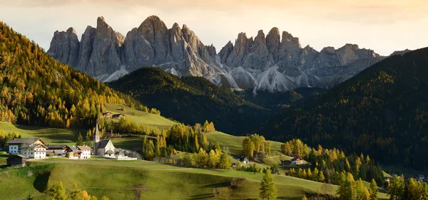 Vesnice z Santa Magdalena v Val di Funes s Odle skupina Dolomity na pozadí během podzim. Alto-Adige, Itálie. — Stock fotografie