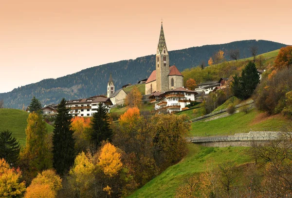 Sonbahar sezonu Villandro kilise. Bolzano, İtalya. — Stok fotoğraf
