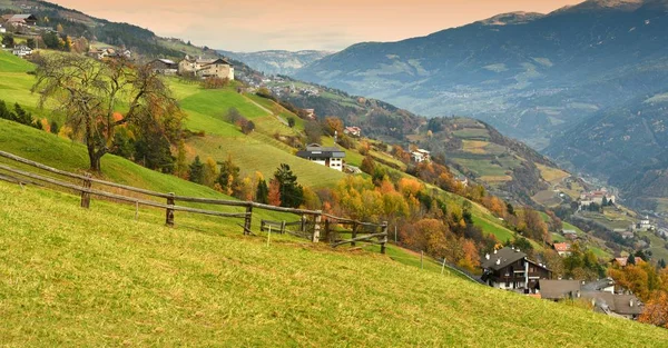Villandro Sabiona Manastırı ile sonbaharda Panoraması. Bolzano, İtalya. — Stok fotoğraf