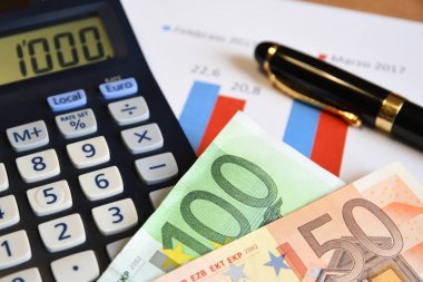 Hesap makinesi, kalem ve kağıt ile Euro para