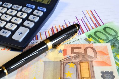 Hesap makinesi, kalem ve kağıt ile Euro para