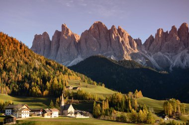 Val di Funes köyde Santa Magdalena Odle Dolomites grup arka planda, Sonbahar sezonu ile. Bolzano, İtalya.