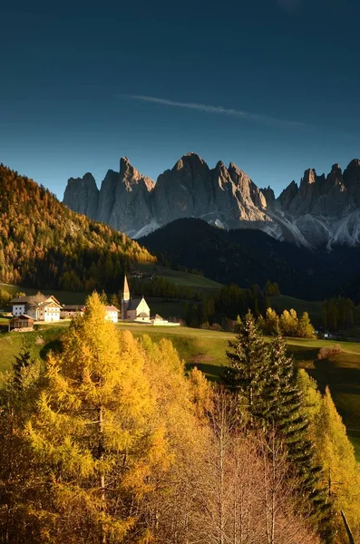 Villaggio di Santa Magdalena in Val di Funes con gruppo Odle Dolomites sullo sfondo, stagione autunnale. Bolzano, Italia . — Foto Stock