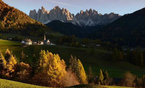 Villaggio di Santa Magdalena in Val di Funes con gruppo Odle Dolomites sullo sfondo, stagione autunnale. Bolzano, Italia . — Foto Stock