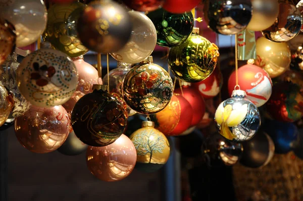 Sfera Natale Appesa Tetto Del Mercatino Natale — Foto Stock