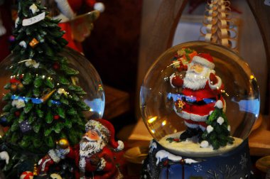 Noel süslemeleri bir pazarda. Xmas arka plan