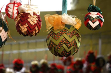 Florence, 2 Aralık 2017: Noel süsler içinde Noel çarşı. İtalya.