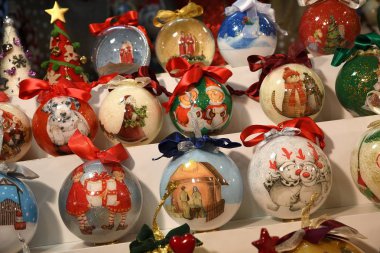 Florence, 2 Aralık 2017: Noel süsler içinde Noel çarşı. İtalya.