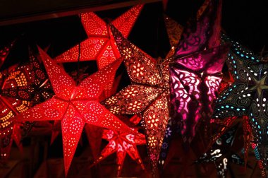 Florence, 2 Aralık 2017: Noel süsler içinde Noel çarşı. İtalya.