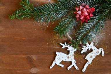 Noel tatil arka plan - dekorasyon xmas ağacı ve altın yıldız ile ahşap bir masa üzerinde